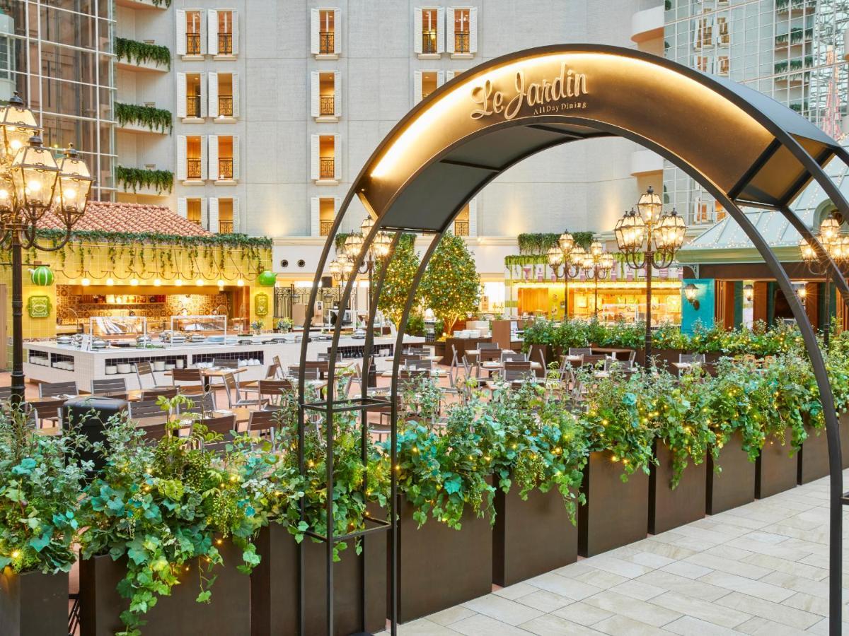 Готель Grand Nikko Tokyo Bay Maihama Urayasu Екстер'єр фото The photo shows an outdoor dining area of a restaurant named "Le Jardin." It features an archway adorned with greenery and decorative lighting. The space is filled with tables and chairs arranged neatly, surrounded by plants that create a lush enviro