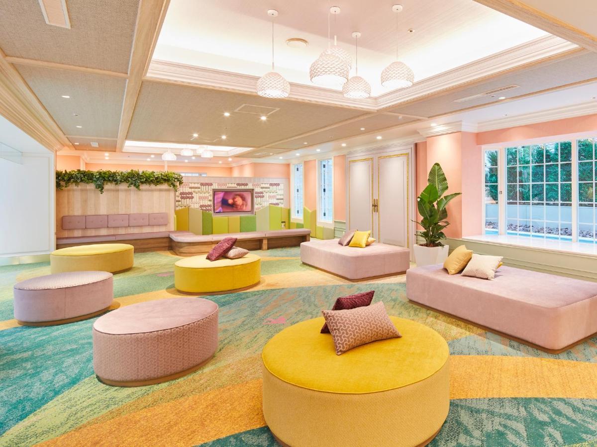 Готель Grand Nikko Tokyo Bay Maihama Urayasu Екстер'єр фото The photo showcases a modern, brightly colored lounge area. The room features soft, rounded seating arrangements in vibrant shades of yellow, pink, and teal. The furnishings consist of low, cushioned stools or ottomans, with small decorative pillows 