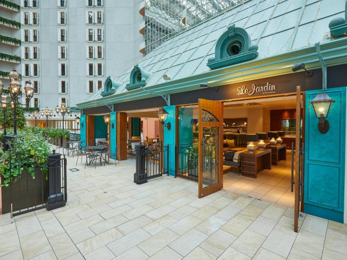 Готель Grand Nikko Tokyo Bay Maihama Urayasu Екстер'єр фото The photo shows an entrance to a restaurant named "Le Jardin." The exterior features a bright teal color with ornate details, and there are large double doors that are open, inviting guests inside. There are outdoor seating arrangements visible, alon